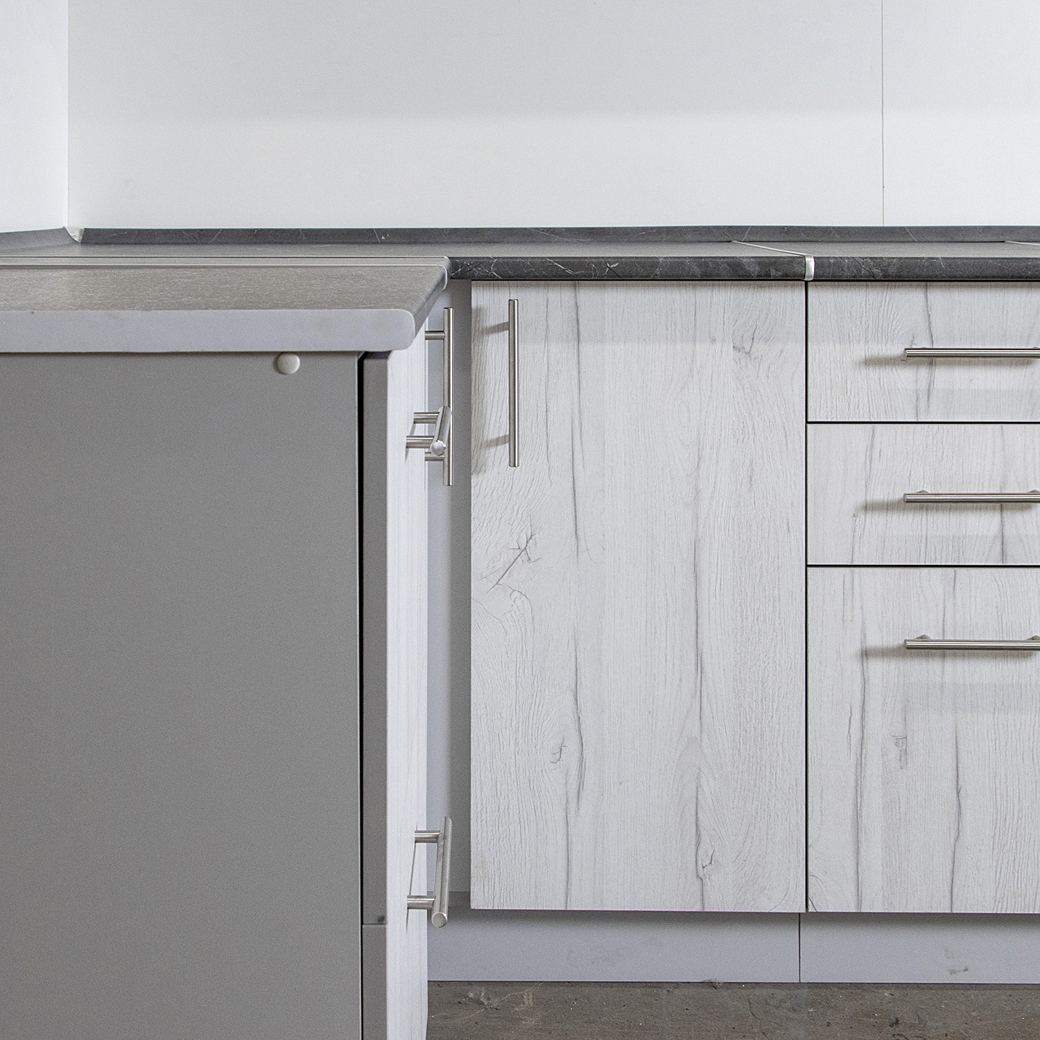 Шкаф напольный угловой 1000х850х600 мм BROZEX-WOOD Camellia, левый, с дверцей, серый / юта Шкаф напольный угловой 1000х850х600 мм BROZEX-WOOD Camellia, левый, с дверцей, серый / юта