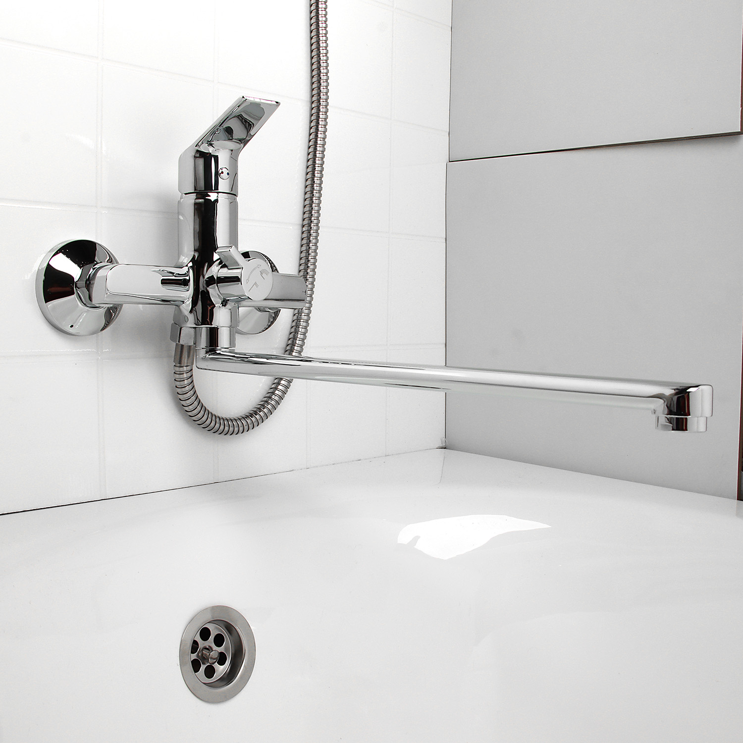 Смеситель для ванны Milardo Nelson NELSBLCM10 *1