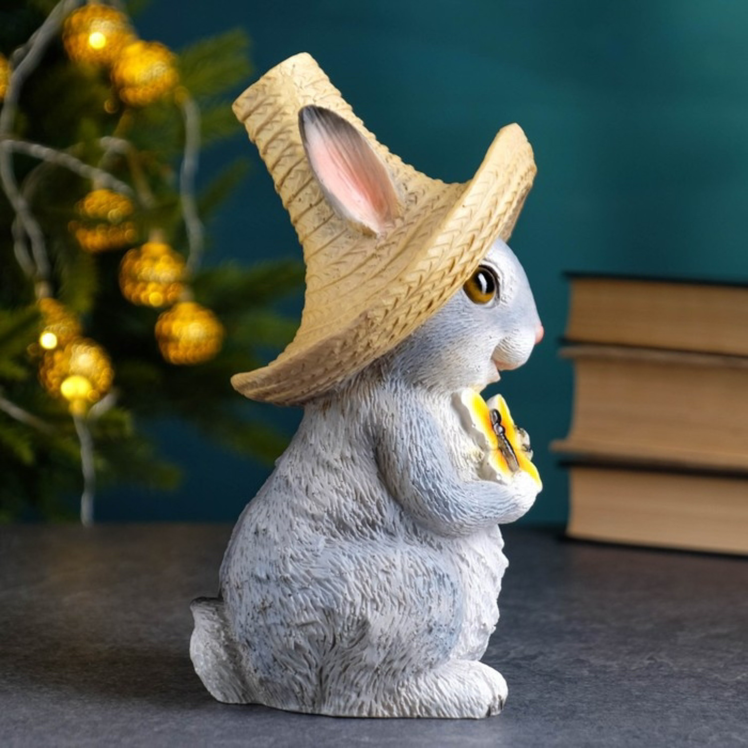 Садовая фигура "Зайка в соломенной шляпе с бабочкой" 12x13x22см 7751140